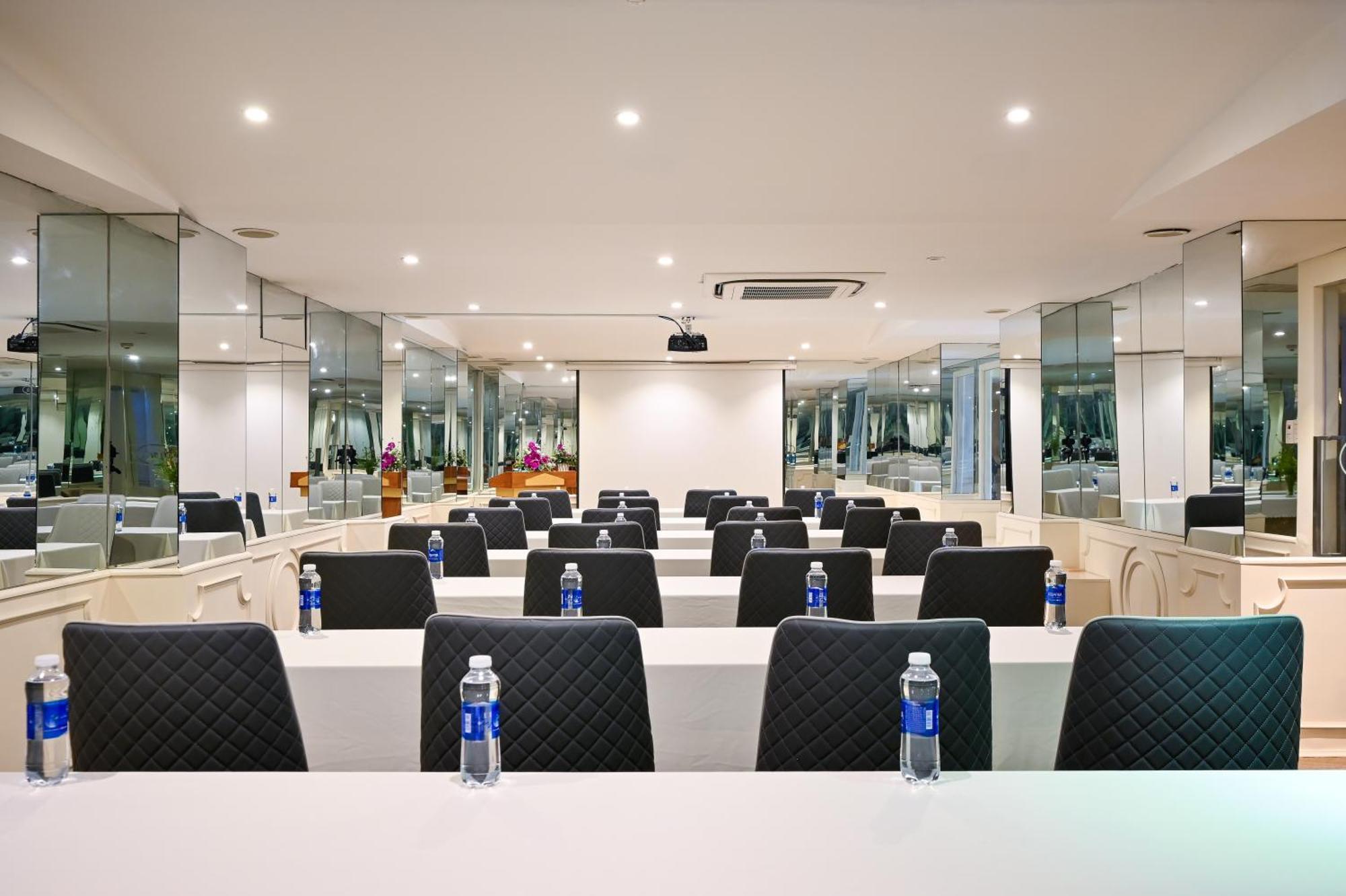 California Saigon Hotel & Rooftop Pool โฮจิมินห์ซิตี้ ภายนอก รูปภาพ